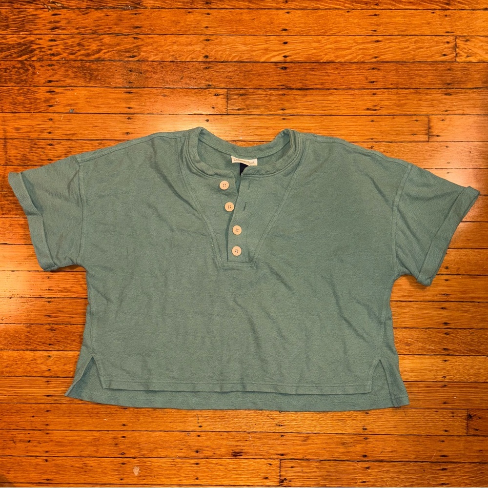 Green lightweight crop tee